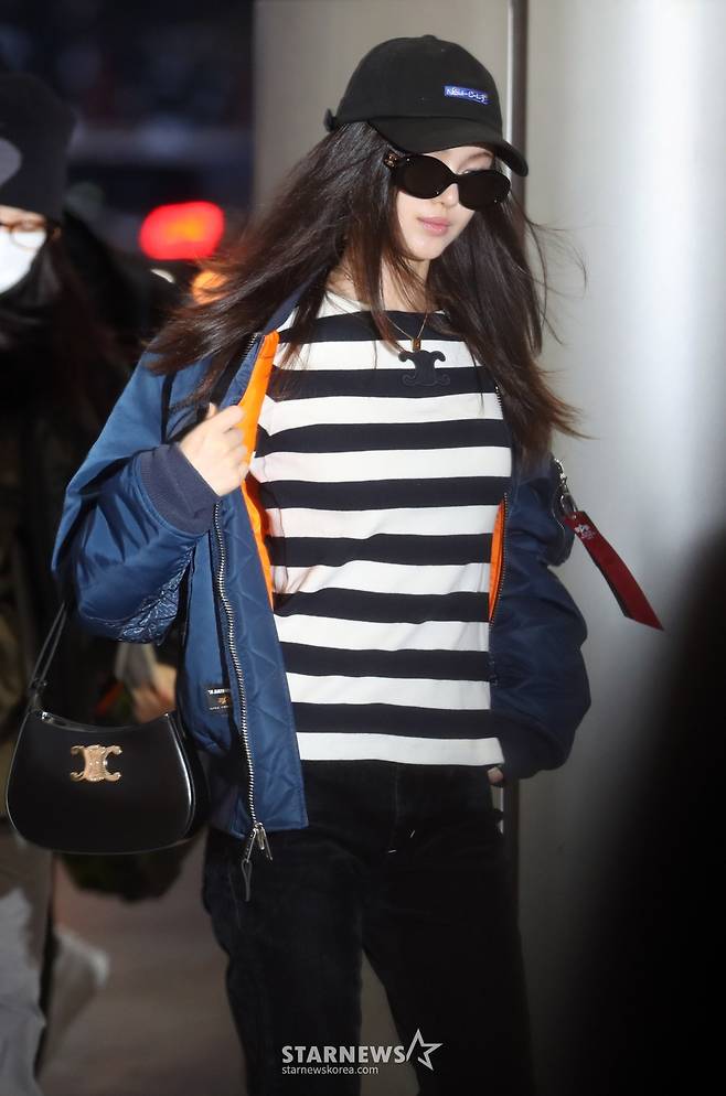 그룹 뉴진스(NewJeans) 다니엘이 일본 일정을 위해 29일 오전 서울 강서구 김포국제공항을 통해 출국하고 있다. 2024.10.29 /사진=임성균 tjdrbs23@