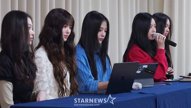 걸그룹 뉴진스(NewJeans 해린, 다니엘, 민지, 하니, 혜인)가 28일 오후 서울 강남구 스페이스쉐어 삼성역센터 갤럭시홀에서 긴급 기자회견을 개최, 입장을 전하고 있다. /사진=임한별(머니S)