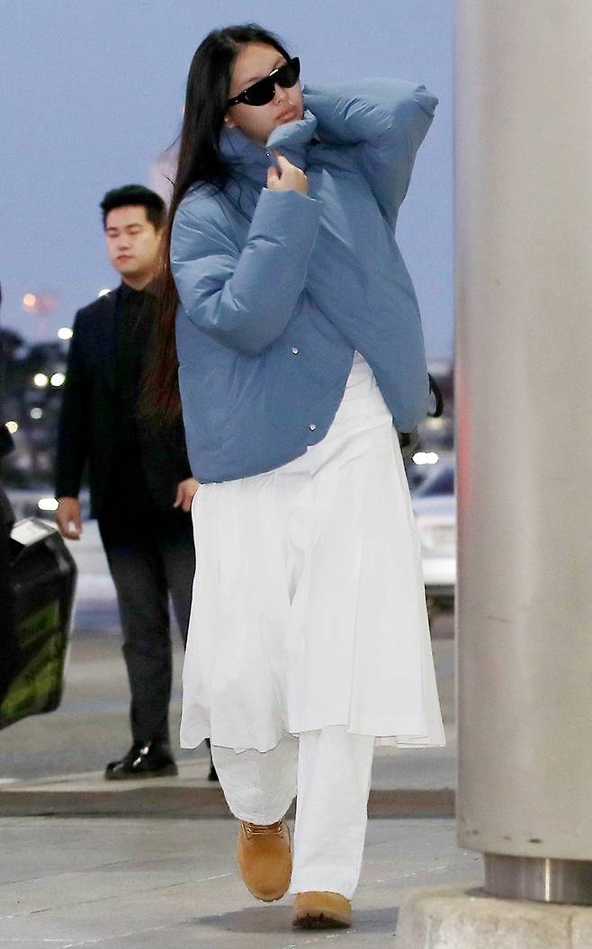 일본 행사 차 출국하는 뉴진스 혜인. 사진ㅣ뉴스1