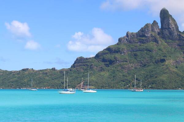 보라보라섬에는 초록빛 오테마누산이 날렵하게 우뚝 서 있다 / 여행신문 CB