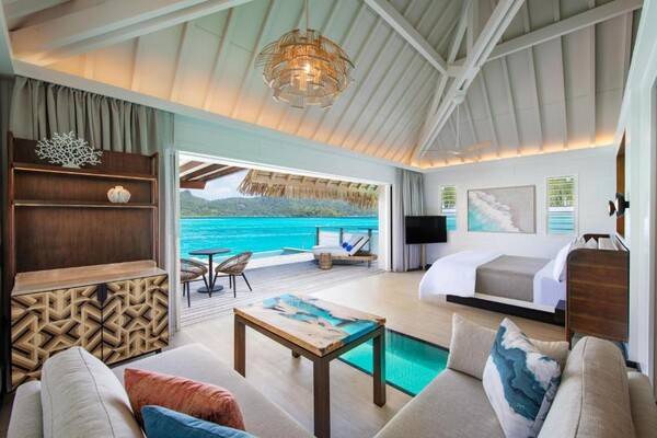 오테마누산을 전망으로 128개의 워터 방갈로 객실을 갖추고 있다 / The Westin Bora Bora Resort & Spa