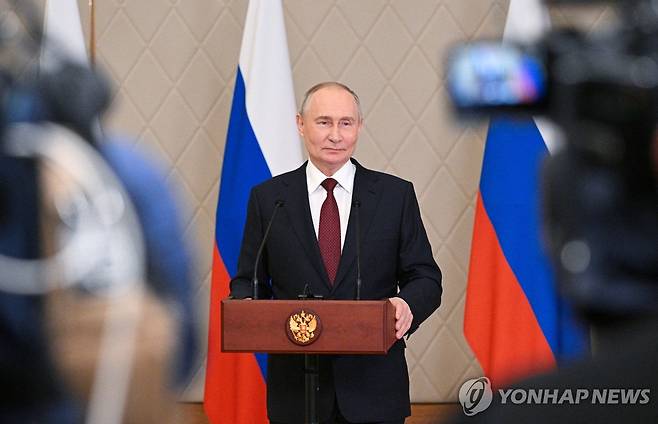 기자회견 하는 블라디미르 푸틴 러시아 대통령 (아스타나 로이터=연합뉴스) 블라디미르 푸틴 러시아 대통령이 28일(현지시간) 카자흐사탄 아스타나에서 열린 집단안보조약기구(CSTO) 정상회의 후 기자회견을 하고 있다. 2024.11.28. photo@yna.co.kr