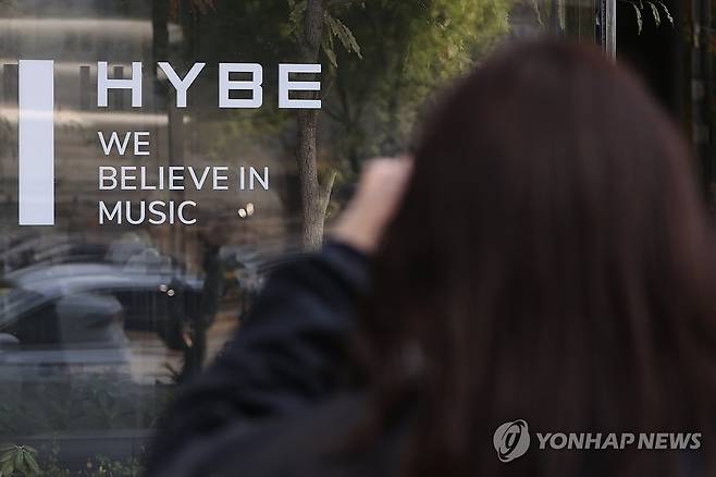 하이브 3분기 실적 발표 (서울=연합뉴스) 류효림 기자 = 하이브가 올여름 2024 파리올림픽 영향과 반년 넘게 이어진 민희진 전 어도어 대표와의 내홍 속에 3분기 매출과 영업이익이 모두 하락했다. 하이브는 연결 기준 올해 3분기 영업이익이 542억원으로 지난해 동기보다 25.4% 감소했다고 5일 공시했다. 사진은 이날 서울 용산구 하이브 사옥 모습. 2024.11.5 ryousanta@yna.co.kr