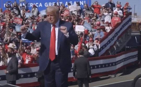 트럼프 대통령의 시그니처 ‘둠칫둠칫 댄스. 사진=엑스(X) 캡처