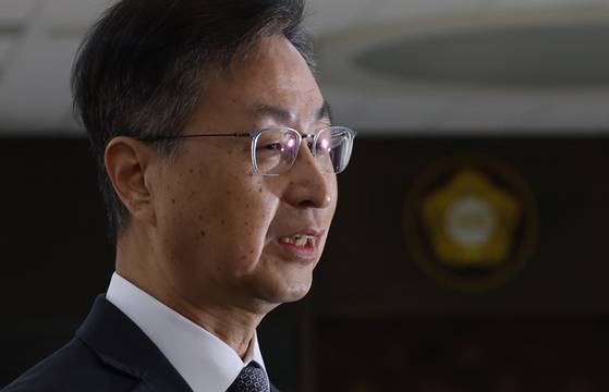 최재해 감사원장이 지난 29일 국회 예결위 회의에 입장하며 자신에 대한 탄핵소추안 관련 입장을 말하고 있다. 〈사진=연합뉴스〉