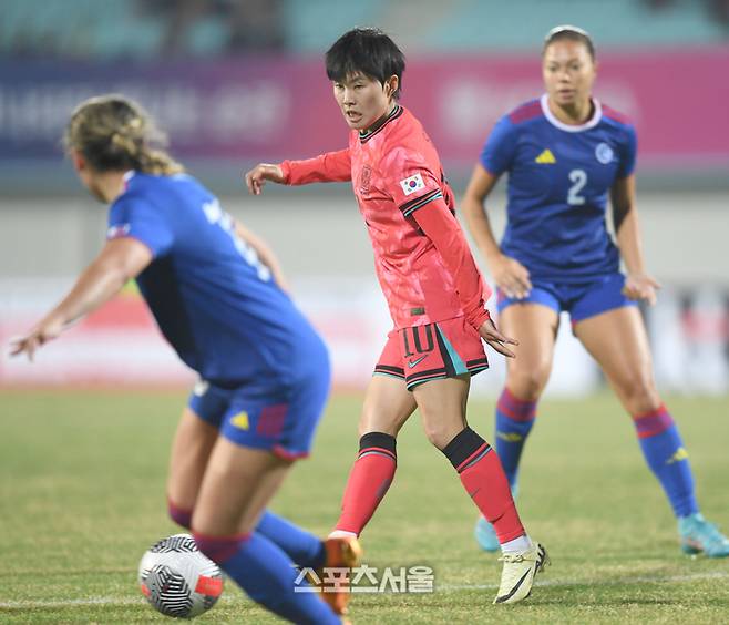 지소연. 사진은 지난 4월8일 이천종합운동장에서 열린 여자축구 국가대표 평가전 필리핀과 경기에서 동료에게 패스를 하고 있다. 최승섭기자 thunder@sportsseoul.com