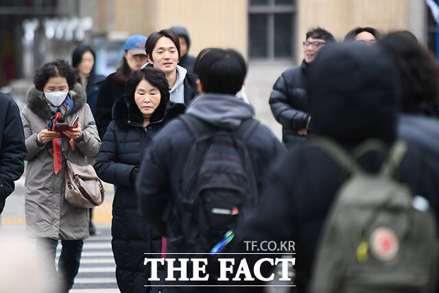 기록적 폭설이 내린 후 추위가 이어진 30일 오전 서울 종로구 세종대로사거리에서 두터운 외투를 입은 시민들이 발걸음을 재촉하고 있다. /장윤석 기자