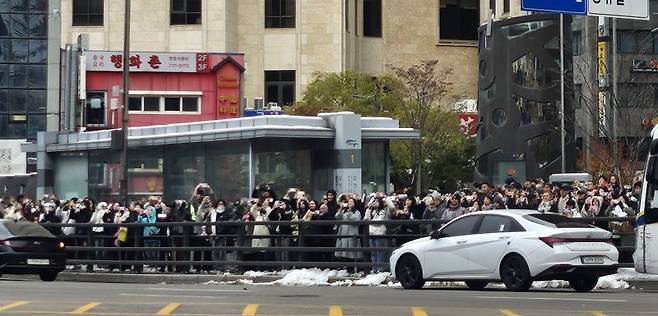 29일 오후 2시 서울 중구 명동 신세계백화점 본점 외벽의 미디어파사드에서 방탄소년단 소속 '뷔'의 신곡 'Winter Ahead'의 뮤직비디오를 공개해 사람들이 몰렸다. 사진=노유정 기자