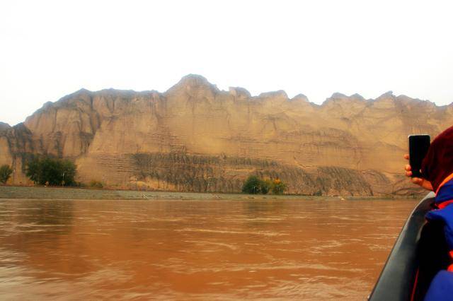 황하석림으로 들어서는 유람선. ⓒ최종명