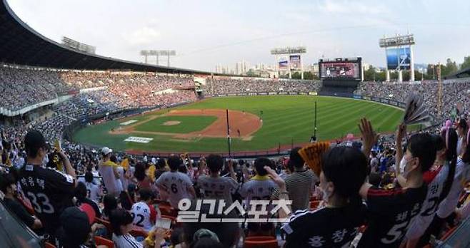 프로야구는 현재 아시아쿼터와 관련해 여러 이야기가 나오고 있다. 사진은 잠실구장 전경. IS 포토