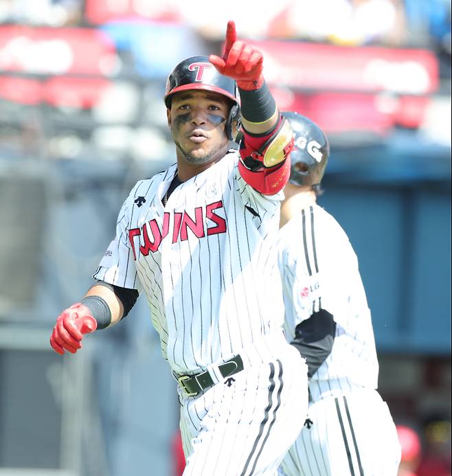 2017년 4월 23일 잠실 KIA 타이거즈전에서 홈런을 터트린 뒤 기뻐하는 히메네스. IS 포토