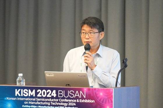 지난 14일 부산 해운대 파라다이스 호텔에서 열린 ‘2024년 국제반도체제조기술학술대회(KISM 2024)’에서 최정동 테크인사이츠 수석부사장이 메모리 반도체 시장과 기술을 주제로 기조연설하고 있다. 사진 한국반도체디스플레이기술학회