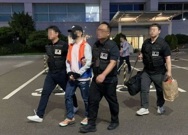 불법 도박사이트를 운영해 1조3000억원의 부당이득을 챙긴 도박 조직의 총책 김모(44) 씨가 2023년 8월 인천국제공항을 통해 강제송환되고 있는 모습. [사진 경찰청]