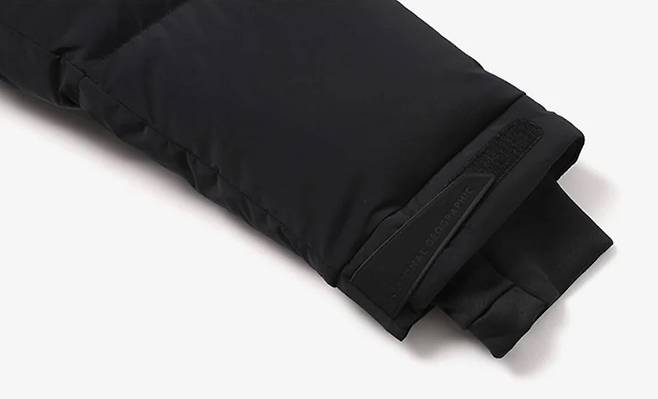 똑똑한 롱패딩의 첫 번째 조건은 소매로 바람이 들어오지 않도록 막아주는 핸드 워머 처리 여부다.