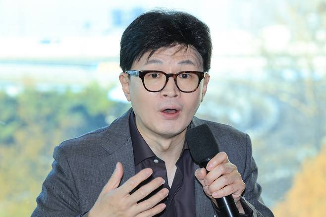 한동훈 국민의힘 대표가 29일 오전 서울 마포구 한 북카페에서 열린 정책 토크콘서트 ‘청년의 목소리로 그리는 대한민국의 내일’에 참석해 참석자 질문에 답하고 있다.   연합뉴스