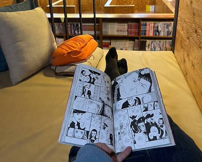 A visitor reads the Japanese comic book "Paradise Kiss" at Nolsoop Sookmyung Women's University Branch on Nov. 25. (The Korea Herald / Lee Jaeeun)