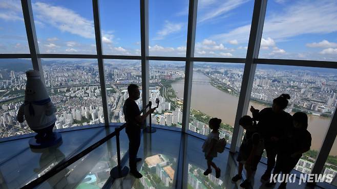 서울 송파구 롯데월드타워에서 바라본 송파구와 강남구 아파트 단지 모습. 사진=곽경근 대기자&nbsp;