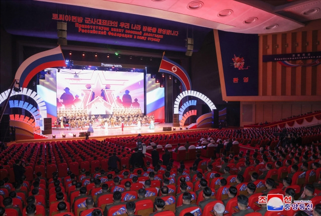 북한 김정은, 러시아 국방장관 접견. 조선중앙통신, 연합뉴스