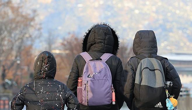 전날 오전 서울 광화문광장에서 두꺼운 옷을 입은 시민들/사진=연합뉴스