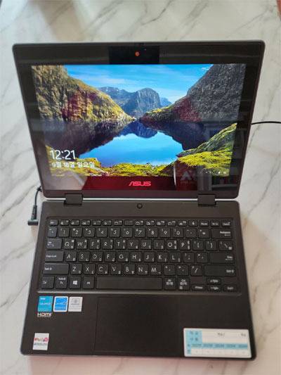 경남교육청이 지난 2022년 초중고 학생들에게 무상으로 보급한 대만의 에이수스 제품의 플립형 노트북. 사양이 낮아 각종 추가 비용이 들어가고 학생들에게 외면받고 있어 애물단지로 전락했다./매일경제 DB/