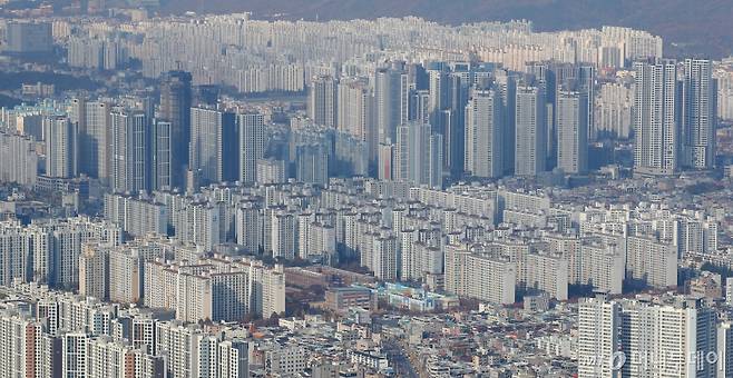 (대구=뉴스1) 공정식 기자 = 대구의 아파트 매매 가격이 전국에서 가장 큰 폭으로 하락하며 53주째 내림세를 이어갔다.  21일 한국부동산원의 주간 아파트 가격 동향에 따르면 11월 셋째주 대구의 아파트 매매 가격은 전주 대비 0.12% 떨어져 3주 연속 전국에서 가장 큰 하락 폭을 나타냈다. 부산·세종·충남(-0.05%)이 뒤를 이었다.  사진은 전날 대구 앞산 전망대에서 바라본 대구 도심 전경. 2024.11.21/뉴스1  Copyright (C) 뉴스1. All rights reserved. 무단 전재 및 재배포,  AI학습 이용 금지. /사진=(대구=뉴스1) 공정식 기자