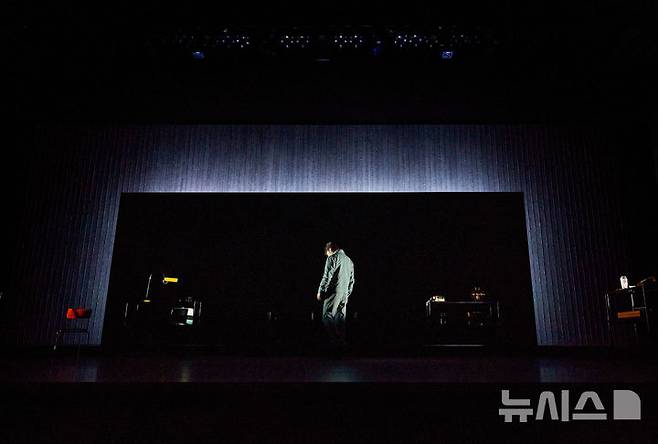 [서울=뉴시스] 연극 '타인의 삶'. (사진=프로젝트그룹일다 제공) photo@newsis.com *재판매 및 DB 금지