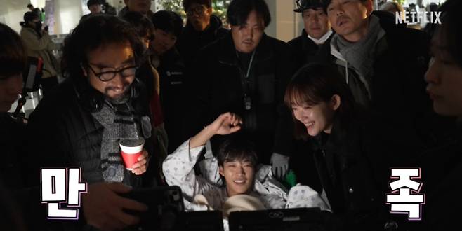 의식이 없는 해조를 병원 밖으로 빼내는 장면에 대해선 "재미라서 그랬을 것"이라며 "병원 천장을 보고 죽고 싶지 않다고 했던 해조의 말을 들었기 때문에 그 소원을 이뤄주고 싶은 마음이 더 앞섰다는 생각이 들었다"고 말했다. 사진은 병원에서 해조를 꺼내는 장면. 넷플릭스 제공