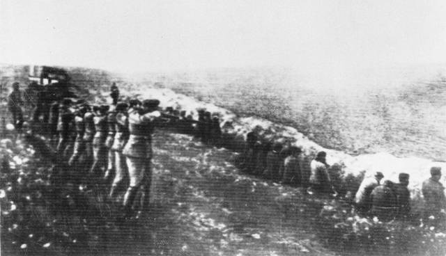 ▲ 동부전선에서 죽은 독일군 소지품에서 발견된 바비 야르 집단학살 사진. 1941년 9월말 바비 야르 계곡에서 유대인 3만 명이 집단 학살됐다. ⓒ위키미디어