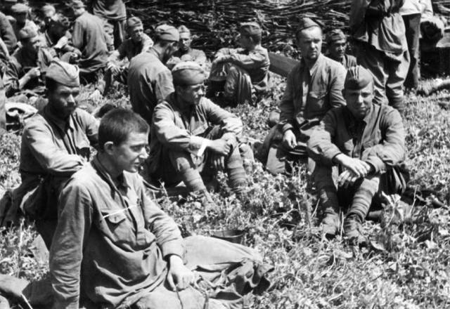 ▲ 1942년 뙤약볕 아래서 마실 물도 없이 방치된 소련군 포로들. 독일군에 붙잡힌 570만 명의 포로 가운데 230만 명이 죽었고, 대부분이 굶어 죽었다. ⓒ위키미디어