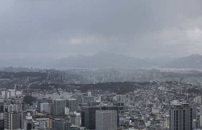 한국은행이 2회 연속 금리 인하를 단행한 가운데 부동산 시장에서는 대출규제 등으로 매수 심리가 꺾여 집값에 미칠 영향은 적을 것이라는 전망이 나오고 있다. 사진은 지난 26일 서울 중구 남산에서 바라본 서울시내 아파트 모습. 뉴시스