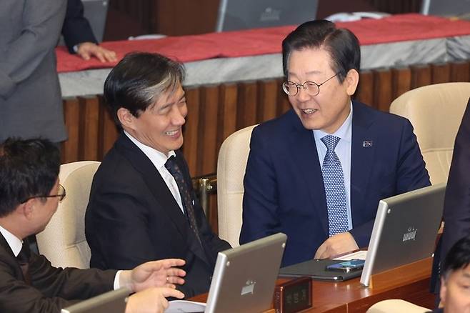 조국 조국혁신당 대표(왼쪽)와 이재명 더불어민주당 대표가 지난 28일 서울 여의도 국회에서 열린 제418회국회(정기회) 제13차 본회의에서 대화를 나누고 있다. 뉴시스