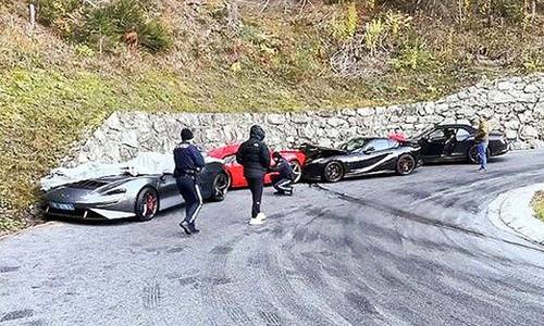 지난 10일(현지시간) 오스트리아 한 산길 도로에서 발생한 것으로 전해지는 수퍼카 연쇄 추돌사고. 엑스 캡처