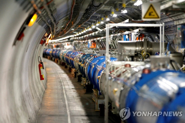 스위스 제네바 인근 생주니푸이에 있는 유럽입자물리연구소(CERN)에 설치된 강입자충돌기(LHC) 일부를 2014년 7월 23일(현지시간) 촬영한 사진. 로이터 연합뉴스