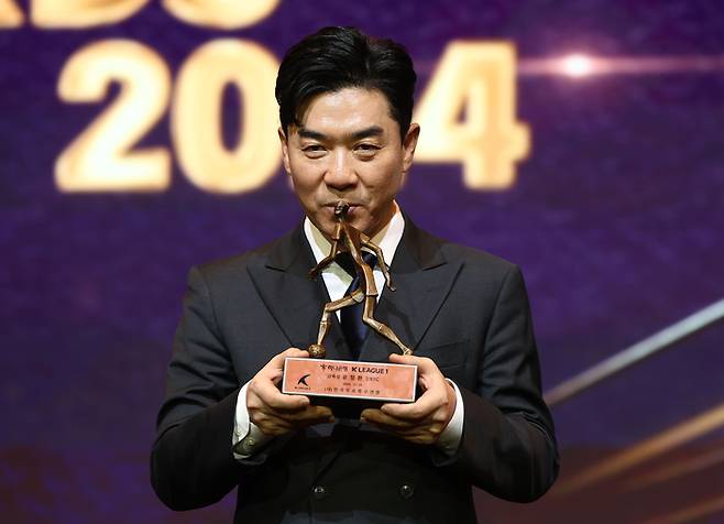 윤정환 강원 감독이 지난 29일 서울 스위스 그랜드호텔에서 열린 K리그 대상 시상식에서 감독상을 수상한 뒤 트로피와 함께 기념사진을 촬영하고 있다. 연합뉴스
