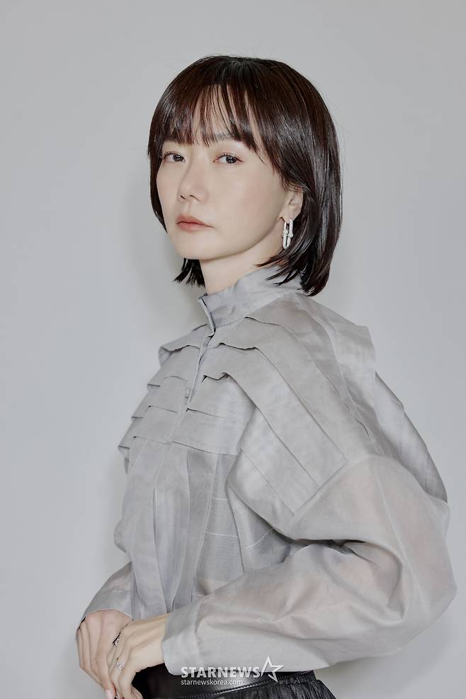 배우 배두나가 29일 오후 서울 종로구 소격동의 한 카페에서 진행된 쿠팡플레이 '가족계획' 관련 인터뷰를 위해 포즈를 취하고 있다.  극 중 배두나는 특별한 능력의 소유자이자 아이들에게 만큼은 다정한 엄마 영수 역할을 맡아 열연했다.  '가족계획'은 기억을 자유자재로 편집할 수 있는 특수한 능력을 가진 엄마 한영수(배두나)가 가족들과 합심하여 악당들에게 지옥을 선사하는 이야기. '보이스'(2021) 김곡·김선 쌍둥이 형제 감독이 메가폰을 잡았다. / 사진제공=쿠팡플레이 /사진=김창현 chmt@