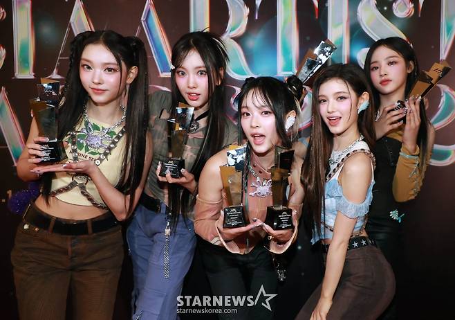 걸그룹 뉴진스가 14일 필리핀 아레나에서 열린 '2023 아시아 아티스트 어워즈 인 필리핀'(2023 Asia Artist Awards IN THE PHILIPPINES, 이하 '2023 AAA')에서 AAA 핫트렌드, 아시아 셀러브리티, 페뷸러스, 베스트 초이스, 올해의 가수, 올해의 노래상을 수상한 뒤 포즈를 취하고 있다.  2023.12.14 /사진=이동훈