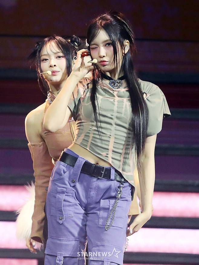 걸그룹 뉴진스(NewJeans) 혜인이 지난 14일 필리핀 아레나에서 열린 '2023 아시아 아티스트 어워즈 인 필리핀'(2023 Asia Artist Awards IN THE PHILIPPINES, 이하 '2023 AAA')에서 멋진 무대를 선보이고 있다.  뉴진스는 '2023 AAA'에서 AAA 올해의 가수상, AAA 올해의 노래상, AAA 페뷸러스상, AAA 베스트 초이스상, AAA 아시아셀러브리티상, AAA 핫트렌드상 등 6개의 트로피를 안으며 최다관왕의 영광을 차지했다. 특히 뉴진스는 대상 부문인 올해의 가수상과 올해의 노래상 2관왕의 대기록을 썼다. /사진=김창현