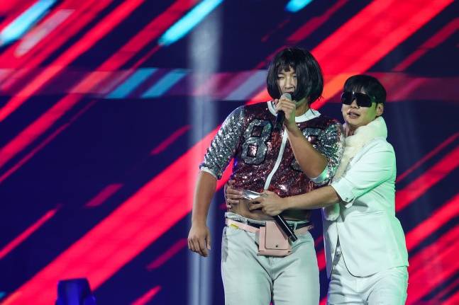 KIA 변우혁(왼쪽)과 박정우가 30일 광주광역시 서구에 위치한 김대중컨벤션센터에서 열린 'V12 타이거즈 페스타'에서 각각 백지영과 옥택연 분장을 한 채 노래를 부르고 있다. /사진=KIA 타이거즈 제공