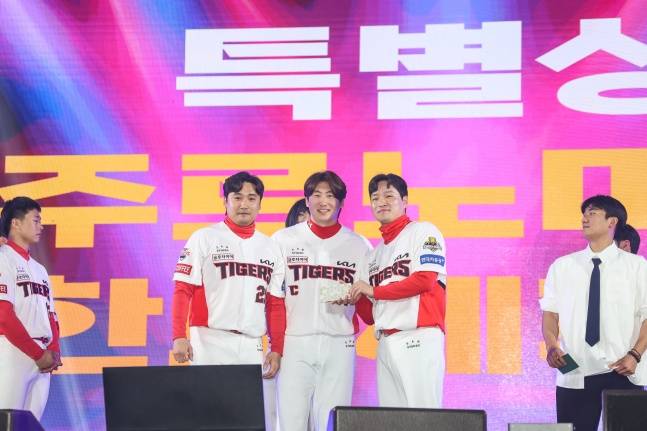 KIA 이준영(가운데서 왼쪽)과 전상현(가운데서 오른쪽)이 30일 광주광역시 서구에 위치한 김대중컨벤션센터에서 열린 'V12 타이거즈 페스타'에서 각각 브루노 마스와 로제로 분장해 부른 APT.를 부르고 특별상을 수상했다. /사진=KIA 타이거즈 제공
