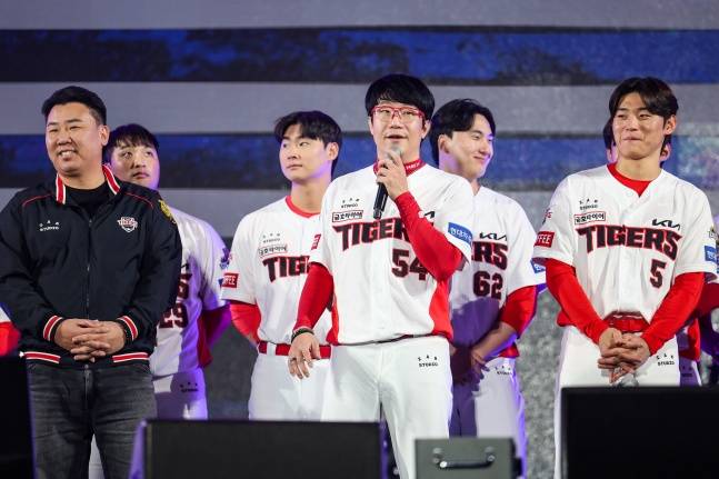 KIA 양현종(가운데)이 30일 광주광역시 서구에 위치한 김대중컨벤션센터에서 열린 'V12 타이거즈 페스타'에서 팬들에게 감사 인사를 전하고 있다. /사진=KIA 타이거즈 제공