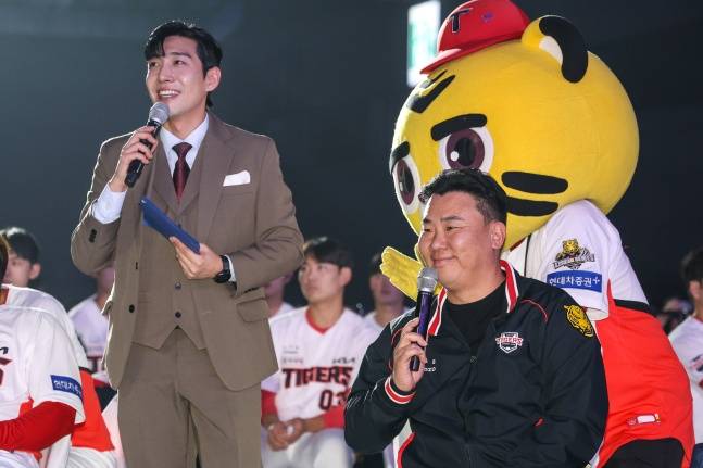KIA 이범호 감독(오른쪽)이 30일 광주광역시 서구에 위치한 김대중컨벤션센터에서 열린 'V12 타이거즈 페스타'에서 팬들의 질문에 답하고 있다. /사진=KIA 타이거즈 제공