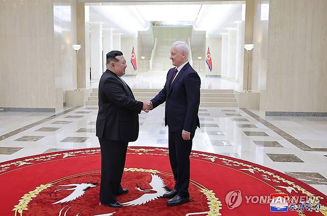 김정은, 러시아 국방장관 접견 (평양 조선중앙통신=연합뉴스) 김정은 북한 국무위원장이 방북한 안드레이 벨로우소프 러시아 국방장관을 지난 29일 접견했다고 조선중앙통신이 30일 보도했다. 2024.11.30 
    [국내에서만 사용가능. 재배포 금지. For Use Only in the Republic of Korea. No Redistribution] nkphoto@yna.co.kr