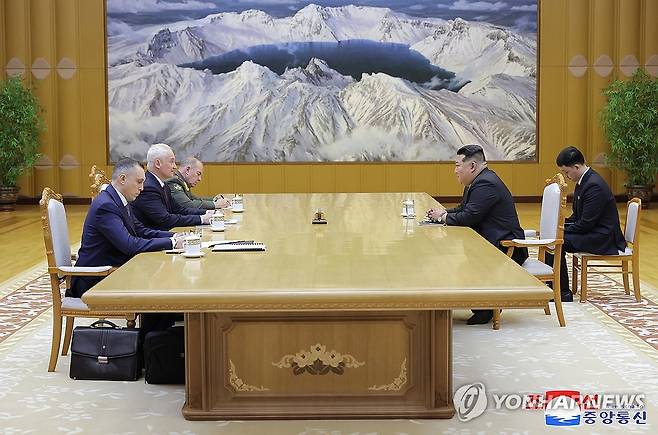 김정은, 러시아 국방장관 접견 (평양 조선중앙통신=연합뉴스) 김정은 북한 국무위원장이 방북한 안드레이 벨로우소프 러시아 국방장관을 지난 29일 접견했다고 조선중앙통신이 30일 보도했다. 2024.11.30 
    [국내에서만 사용가능. 재배포 금지. For Use Only in the Republic of Korea. No Redistribution] nkphoto@yna.co.kr