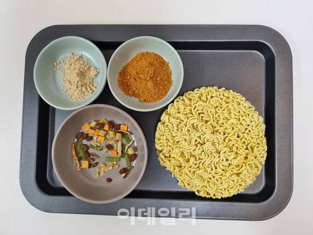 콩라면의 스프와 면 구성물 (사진=한전진 기자)