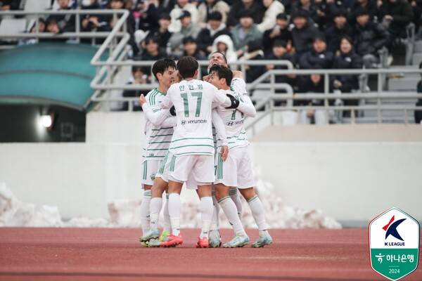 1일 오후 서울 목동종합운동장에서 열린 하나은행 K리그 2024 승강 플레이오프 1차전 경기 모습. 사진┃한국프로축구연맹