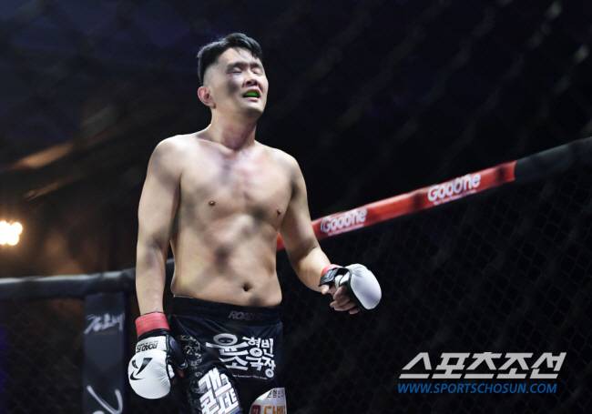 6일 오후 서울 홍은동에서 굽네 ROAD FC 067이 열렸다. 파이터100 스페셜 매치 윤형빈 VS 쇼유 니키. 경기 종료 후 인사를 하고 있는 윤형빈. 홍은동=송정헌 기자songs@sportschosun.com/2023.12.16/
