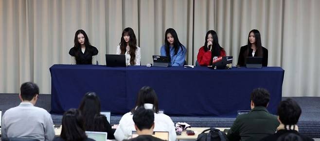 그룹 뉴진스가 28일 오후 서울 강남구 스페이스쉐어 삼성역센터에서 열린 전속계약 해지 관련 기자회견에 참석해 있다. 왼쪽부터 해린, 다니엘, 민지, 하니, 혜인. 2024.11.28 연합뉴스