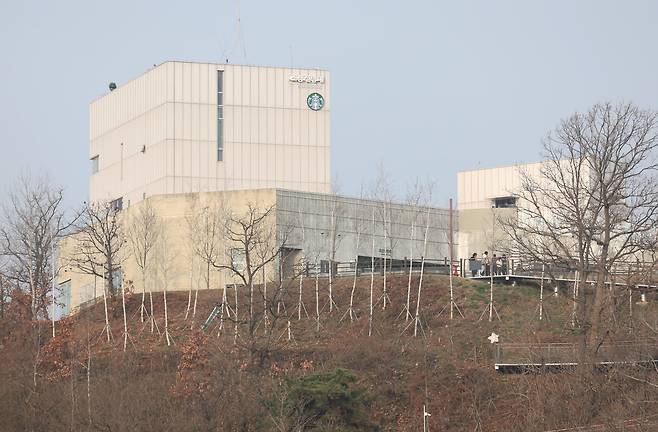 스타벅스 김포애기봉생태공원점. 민간인 출입이 제한된 비무장지대(DMZ) 인근에 위치해 검문을 거쳐야만 입장할 수 있는 유일한 카페로, 이곳에서 북한 개풍군 민간 마을과 송악산을 육안으로 볼 수 있다. /뉴시스
