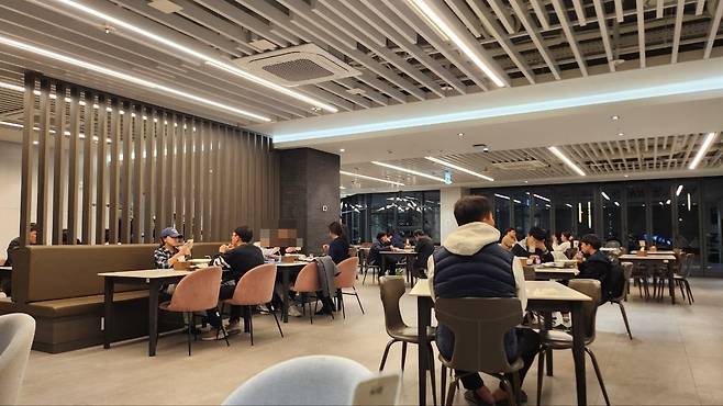 서울 서초구 반포동 아크로리버파크 아파트의 식당에서 식사하는 주민들 /이영준 기자