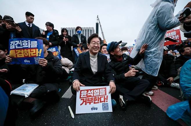 이재명 더불어민주당 대표가 30일 서울 종로구 사직로에서 열린 더불어민주당 김건희, 윤석열 국정농단 규탄 특검촉구 제5차 국민행동의날 범국민대회에서 피켓을 들고 있다. ⓒ 뉴시스